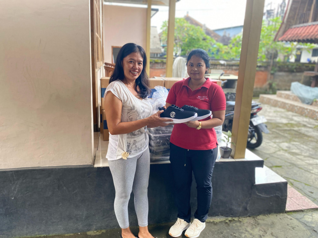 Pengiriman Pakaian dan Sepatu Posyandu Lansia di Banjar Kung, Desa Dalung